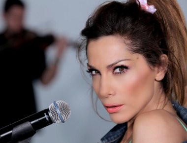 Βίντεο: Η Δέσποινα Βανδή φτιάχνει λουκουμάδες μαζί με τη θεία της